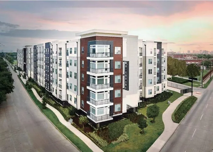 Luxurious 1 Bedroom W Pool & Patio Ingalleria Area