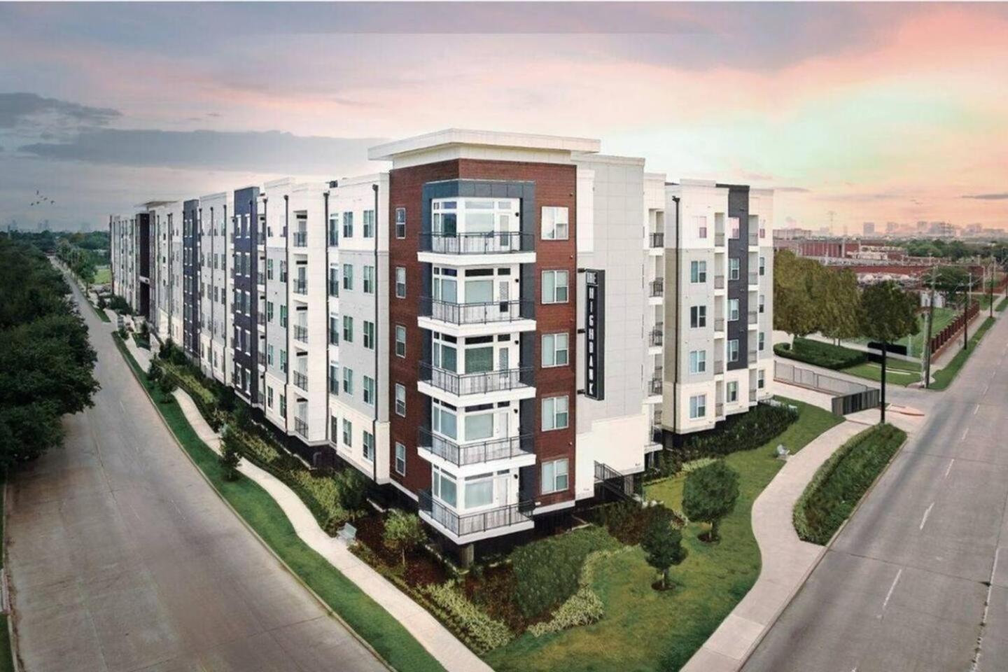 Luxurious 1 Bedroom W Pool & Patio Ingalleria Area